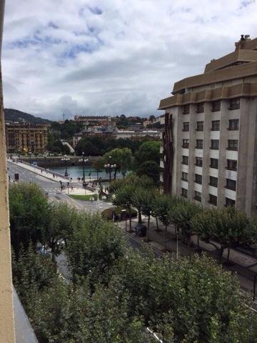 San Sebastián. Centro. Calle Okendo. Piso alto, a reformar, con vistas a La Avenida de la Libertad. 
Enorme vivienda alta con as photo 0