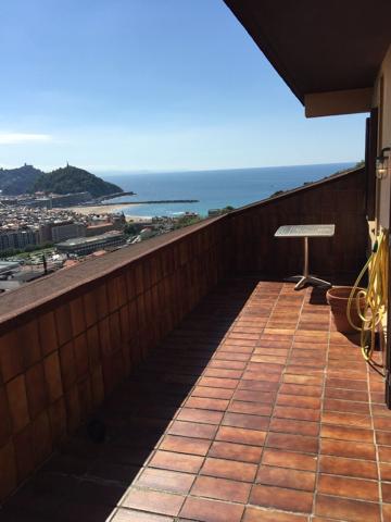 San Sebastián. Ulia. Paseo de Ulia. Triplex de 250 m2 + 2 plazas de garaje, con fronton y cuarto con sauna y cuarto para vinos com photo 0
