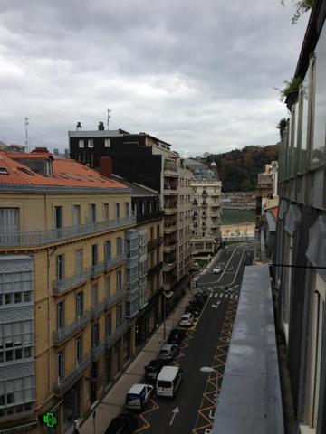 SAN SEBASTIÁN. CENTRO. CALLE EASO, ( AL COMIENZO ). ÚLTIMO PISO, ASCENSOR. 88 M2 ÚTILES. 3 HAB., SALÓN, COCINA, 2 BAÑOS, 3 BALCONE photo 0