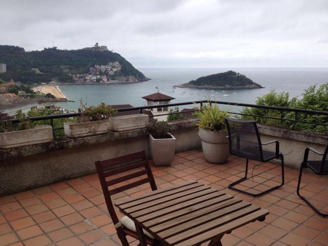 San Sebastián. Centro. Calle Aldapeta. Vivienda ESPECTACULAR con vistas al mar. Duplex de 180 m2 Utiles + terraza de 25 m2 + gara photo 0