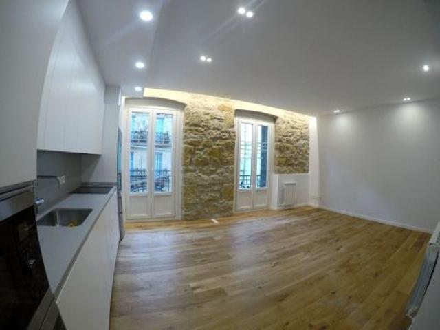 San Sebastián. Centro. Calle Prim. Piso alto, ascensor. 74 m2 construidos. 65 m2 útiles. 2 habitaciones, salón, cocina, baño. Exte photo 0