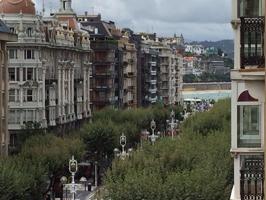 San Sebastián. Centro. Avda. de la Libertad. Vivienda de 200m2 útiles. Susceptible de segregación en 2 o 3 pisos. 11 ventanas a ca photo 0