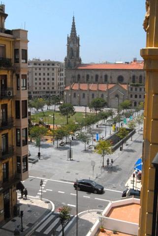 San Sebastián. Gros. Calle Zabaleta. 4º piso, ascensor. 103 m2 útiles. 3 habitaciones, salón, cocina, 2 baños, 2 miradores y 2 bal photo 0