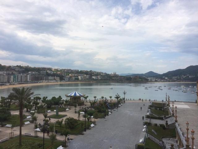 SAN SEBASTIÁN. CENTRO. CALLE HERNANI. PISO EN PLANTA 4ª. 144M2 CONSTRUIDOS. 4 HAB., SALÓN COMEDOR, COCINA, 3 BAÑOS. TERRAZA 7M2. E photo 0