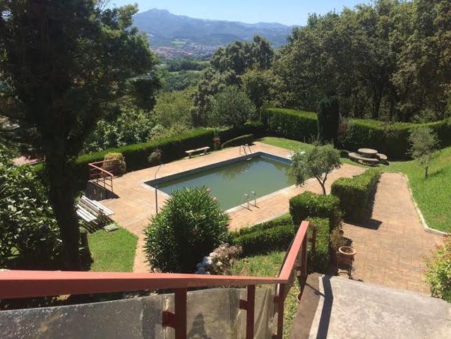 Villa en Hondarribia. 600 m2 distribuidos en tres plantas y 4000 m2 de terreno.

 photo 0