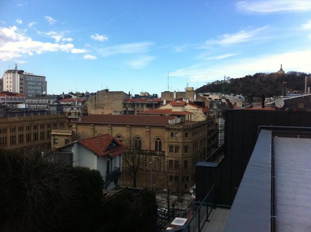 SAN SEBASTIAN. CENTRO. CALLE URDANETA. 5º EXTERIOR 50M MAS 25M DE TERRAZA CON VISTAS. HABITACION DOBLE CON ARMARIO EMPOTRADO DE 4  photo 0