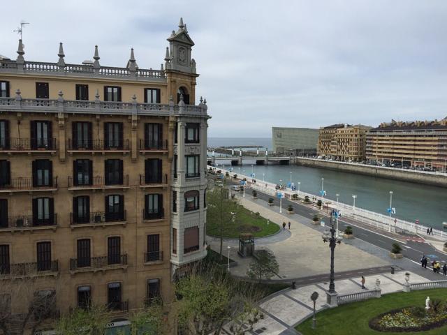 San Sebastián. Centro. Avda. de La Libertad. Piso alto, ascensor. 125 m2 construidos. 109m2 útiles. 3 habitaciones, salón comedor photo 0
