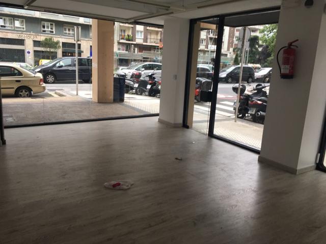 San Sebastián. Amara. Calle Amezketa, esquina con Avda. Carlos I. Local de 30 m2 + entreplanta de 53 m2. Diáfano y con baño con du photo 0