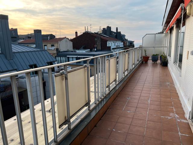 Contacten únicamente por fotocasa o po

San Sebastián. Centro.

Calle San Martín.

Piso 7º, con ascensor.

90 m2 útiles +  photo 0