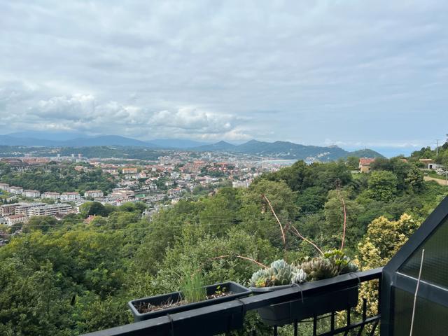 San Sebastián. Paseo Ulia.

Piso 2º sin ascensor, en casa de 6 viviendas del año 1990.

65 m2 útiles + TERRACITA para poder co photo 0