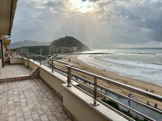 San Sebastián. 

Gros. Primera zona. Paseo Zurriola. 

Ático con 2 TERRAZAS y espectaculares vistas al mar.

6º piso con asc photo 0