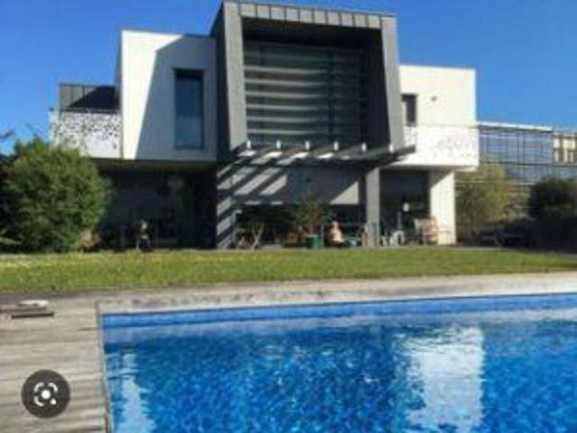 San Sebastián. Miramon- hospitales.

Villa individual, de reciente construcción. 

350m2 construidos. 300 m2 útiles. 

Parce photo 0