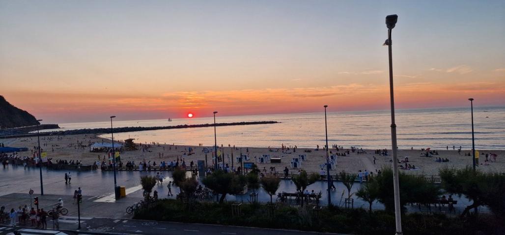 San Sebastián. Gros. Avenida Zurriola

Exclusiva vivienda frente al mar y la playa. 

Disfruta de impresionantes puestas de so photo 0