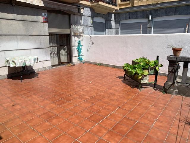 San Sebastián. Centro.

Al lado de calle Prim y con vista despejada al río.

Calle Pedro Egaña.

Piso de 150 m2 construidos, photo 0