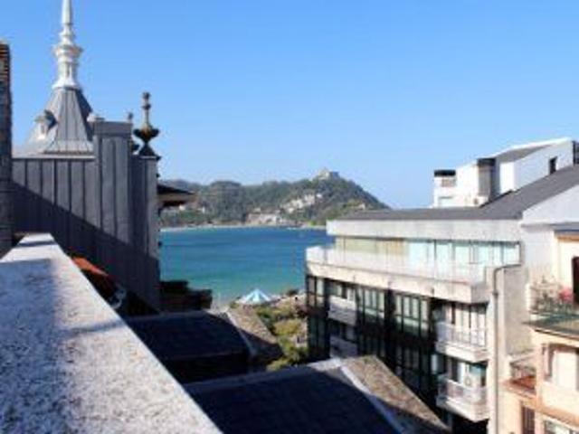 San Sebastián. Centro.

Calle Peñaflorida.

Piso 5º, con ascensor a cota 0.

Edificio de hormigón del año 1989. 

82 m2 út photo 0