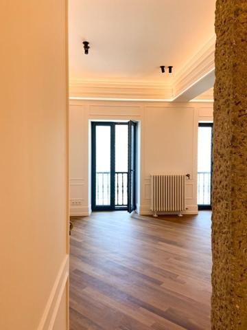 San Sebastián. Gros.

Paseo Zurriola.

Piso 4º, con ascensor a cota 0.

110 m2 construidos.

100 m2 útiles de superficie a photo 0