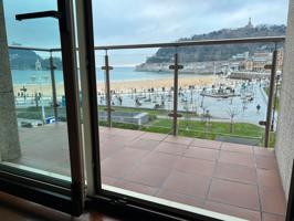 San Sebastián. Centro.

Piso imponente, con vistas frontales al mar.

Excelente edificio de hormigón, sin obras pendientes. photo 0