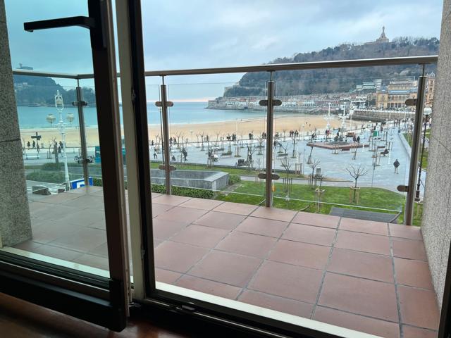 San Sebastián. Centro.

Piso imponente, con vistas frontales al mar.

Excelente edificio de hormigón, sin obras pendientes. 
 photo 0