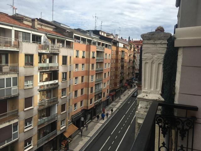 San Sebastián. Egia. Calle Egia. Piso en planta 5ª, con ascensor a cota 0. 70 m2 útiles. 3 habitaciones, salón, cocina, baño. Terr photo 0
