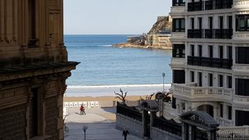 San Sebastián. Centro. Calle San Bartolomé. Piso en edificio de hormigón, con vistas al mar y gran terraza, a 50 m2 de la playa. 2 photo 0