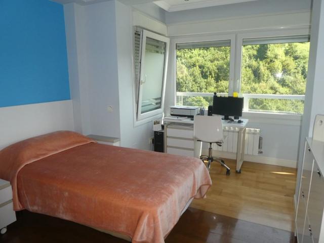 San Sebastián. Antiguo. Vivienda en zona de Lorea, toda exterior, hace esquina, muy soleado. Avenida Zarauz. Piso en planta 12. Po photo 0
