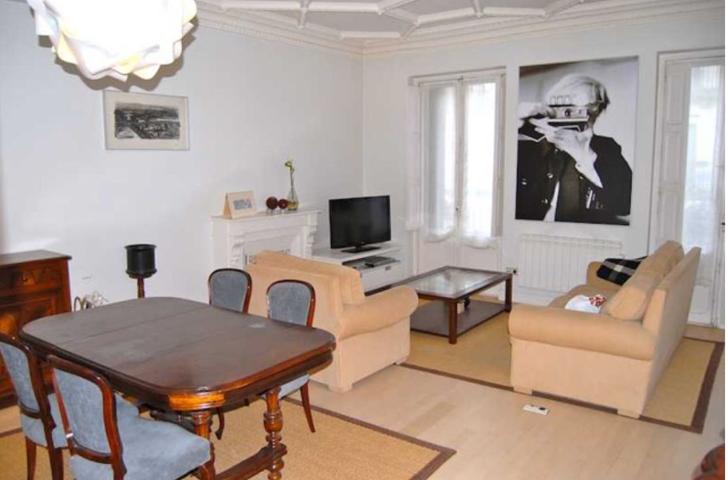 San Sebastián. Centro. Calle Reyes Católicos. Vivienda situada en calle Peatonal, orientada hacia un patio de manzana abierto muy  photo 0
