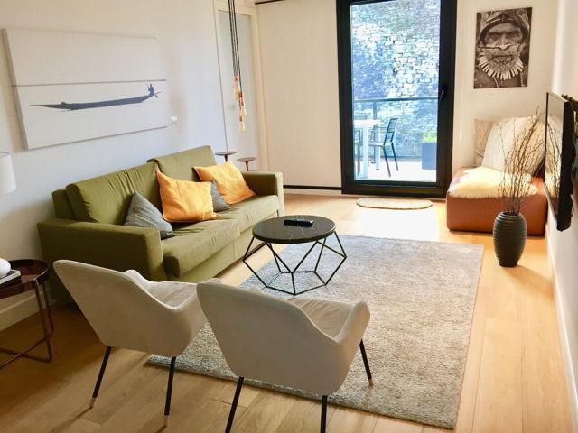 San Sebastián. Centro. Piso nuevo. Último piso de 2 hab. , salón, cocina, 2 baños. Terraza de 44m2. Cubierta solarium de 200m2 sol photo 0