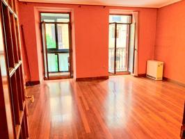 San Sebastián. Centro. Calle San Marcial. Vivienda de 110m2 útiles. 1º, ascensor. Consta de 3 dormitorios, el principal con vestid photo 0