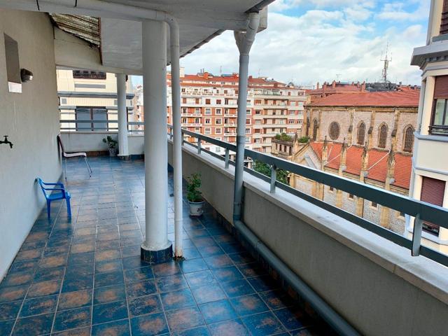 San Sebastián. Gros. Calle Trueba. Piso con licencia vacacional. 6º piso con ascensor. 57 m2 utiles + TERRAZA. Edificio de hormigó photo 0