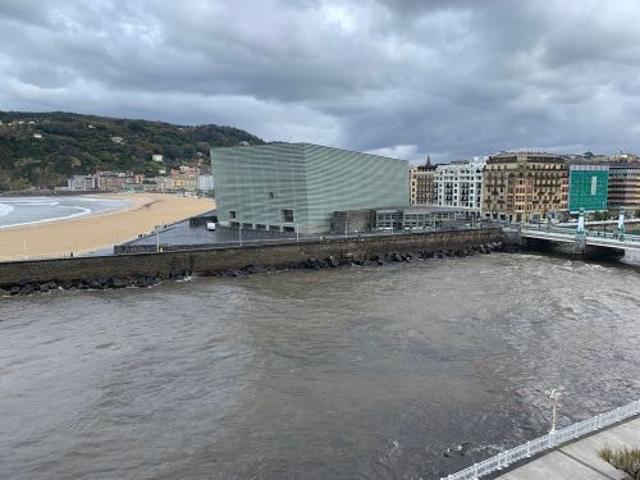 San Sebastián. Centro - Ensanche.
Paseo de Salamanca.
Piso 4º, con ascensor amplio.
250 m2 construidos. 
220 m2 útiles de supe photo 0