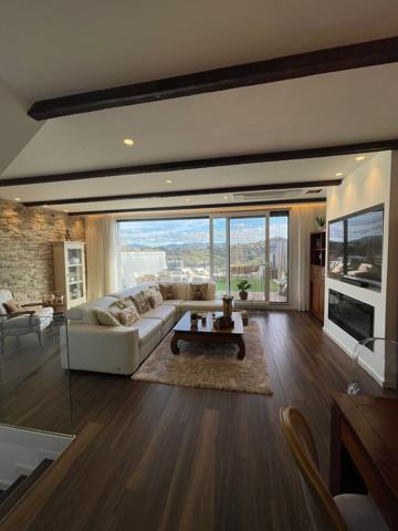 San Sebastián.

Casa de alta gama, con bonitas vistas despejadas en un entorno muy tranquilo y con bonito paisaje, y 
próxima a photo 0