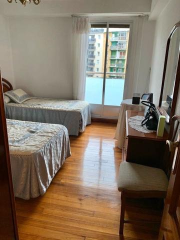 ¡Increíble oportunidad de inversión en San Sebastián, en el barrio de Amara! Este encantador piso de 3 habitaciones se encuentra e photo 0