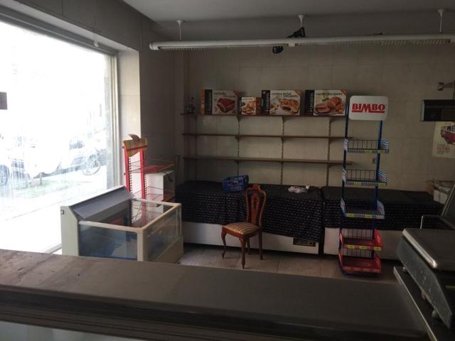 San Sebastián. Amara. Primera zona. Calle Azpeitia. Local de 70 m2. Cuenta con una entreplanta de 9 m2. A reformar. 180.000 Euros. photo 0
