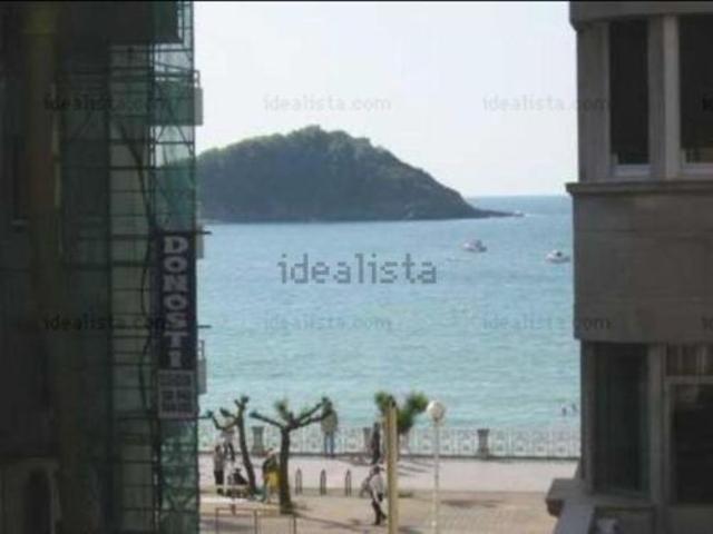San Sebastián. Centro. Al lado de Calle Zubieta y a 20 metros de la playa. Calle Marina. Piso en edificio de hormigón. 2º, ascens photo 0