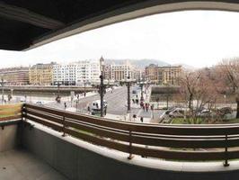 San Sebastián. Centro.
Avenida de La Libertad.
Piso 2º, con ascensor a cota 0.
119 m2 útiles + TERRAZA de 15 m2.
3 habitacione photo 0