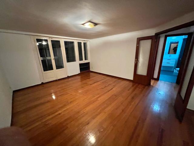 Piso en venta en la calle Puerto, en la Parte Vieja de San Sebastián. 

Este cuarto piso cuenta con un amplio balcón que ofrece  photo 0