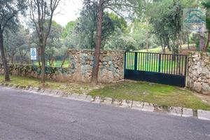 INMOBILIARIA GOPARD LES OFRECE ESPECTACULAR PARCELA EN LA URBANIZACIÓN EL BOSQUE. photo 0