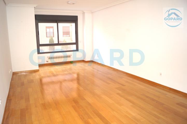Gopard vende excelente piso en la zona de Sanchinarro. photo 0