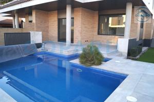 INMOBILIARA GOPARD OFRECE PRECIOSO CHALET PAREADO CON PISCINA PRIVADA, EN PERFECTO ESTADO! photo 0