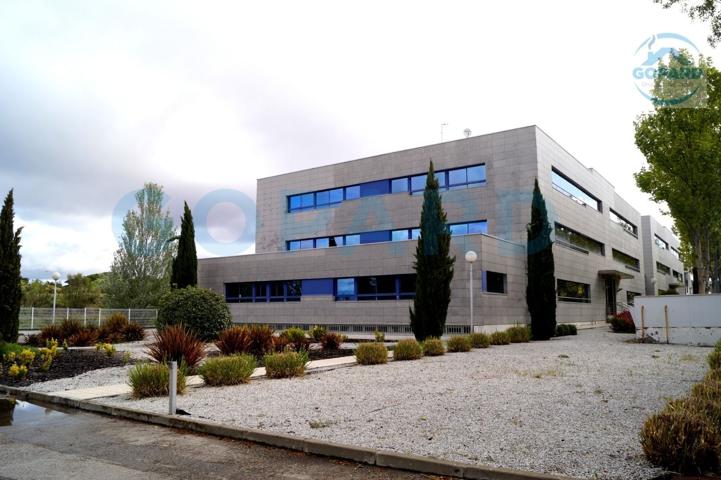 Oficina muy luminosa, prácticamente para entrar, con fácil acceso con salida directamente a la A6 photo 0