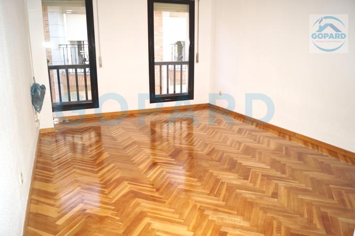 Inmobiliaria Gopard, alquila amplio apartamento en el centro de Majadahonda. photo 0