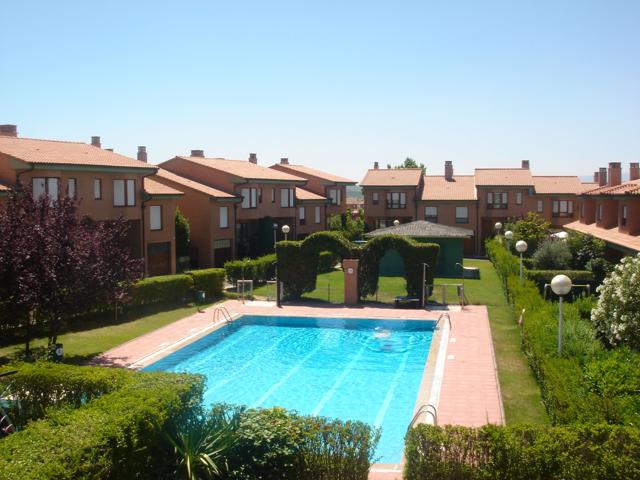 Jardín privado, 5 dormitorios, garaje, merendero, zona verde con piscina comunitaria. Fantásticas vistas photo 0