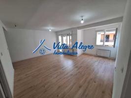 Inmobiliaria Vista Alegre te ofrece un genial apartamento que ha sido renovado recientemente. Su ubicación es muy buena, situada en una de las principales calles de la ciudad, rodeada de comercios locales, supermercados, colegios. photo 0