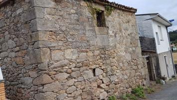 Parcela de 106 m2 con casa de piedra en ruinas para restaurar completamente. Situada a menos de quince minutos de A Coruña con acceso a la tercera Ronda a menos de 5 km. Es solo la casa, no dispone de ningún terreno anexo. photo 0