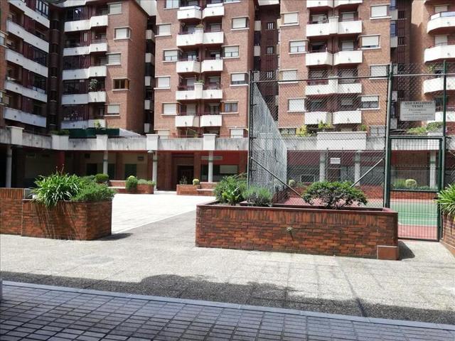Local Com. en venta en Oviedo. photo 0