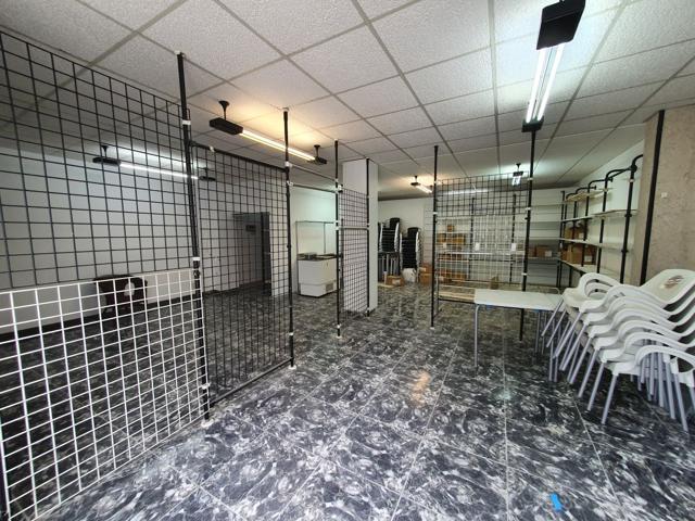 Local Com. en alquiler en Grado, 1 despacho. photo 0