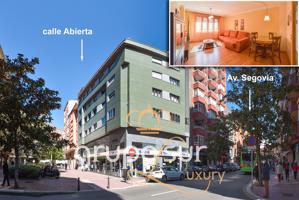 Precioso piso en la esquina de la Av. Segovia con la peatonal calle abierta la mejor zona Delicias photo 0