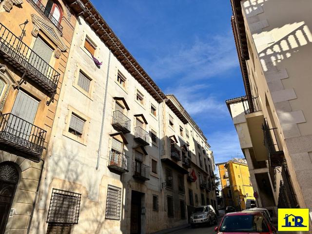 Impresionante vivienda en casco antiguo de Cuenca. Calle San Juan. La vivienda dispone de cuatro dormitorios. tres baños. Amplia cocina comedor. salón con chimenea. Ascensor y calefacción central.  photo 0