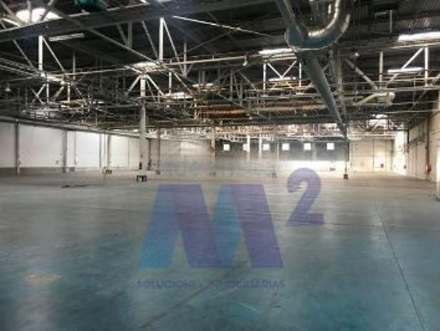 NAVE LOGÍSTICA DE 4.200 m² CON 4 MUELLES EN ALQUILER  photo 0