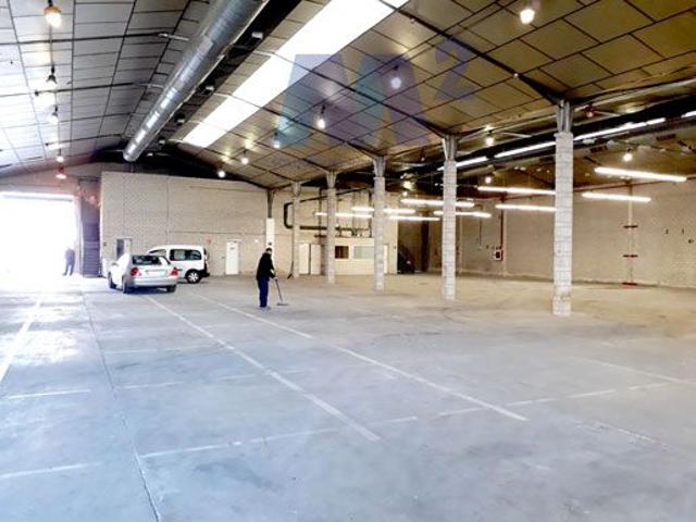 NAVE INDUSTRIAL EN CON PATIO Y EN CLIMATIZADA ALQUILER  photo 0